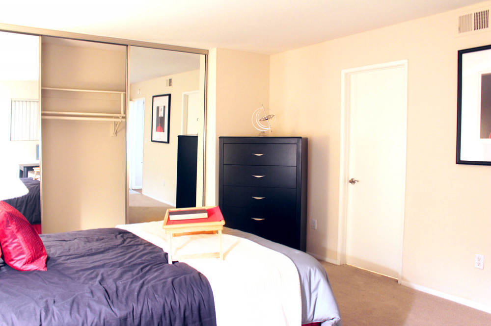 Thank you for viewing our 1 bedroom apartment 2 at Huntington Creek Apartments in the city of Huntington Beach.